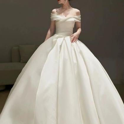 White Satin Wedding Dress, Simple Atmosphere..
