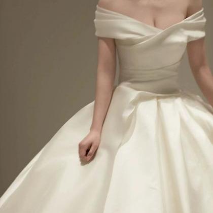 White Satin Wedding Dress, Simple Atmosphere..