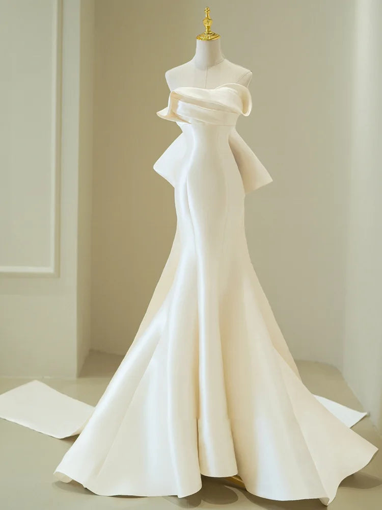 Stunning White Sculptural Dress With Dramatic on Luulla