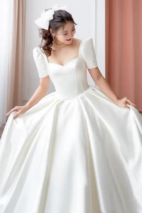 Elegant Satin Sweetheart Neckline Puff Sleeve Bridal Gown