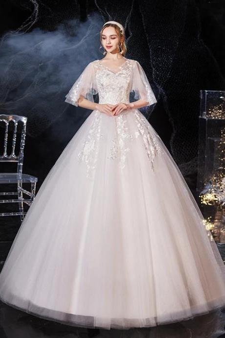 Elegant V-neck Tulle Bridal Gown With Lace Appliqués