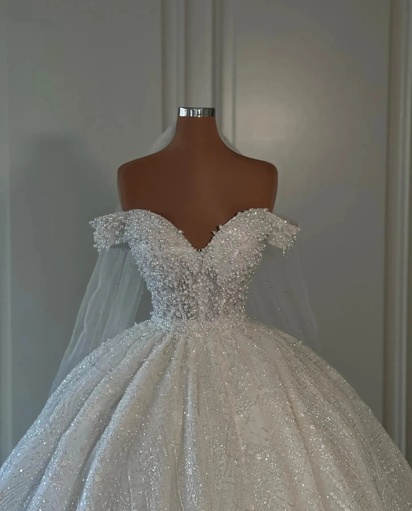 Off-shoulder Lace Bridal Gown With Train on Luulla